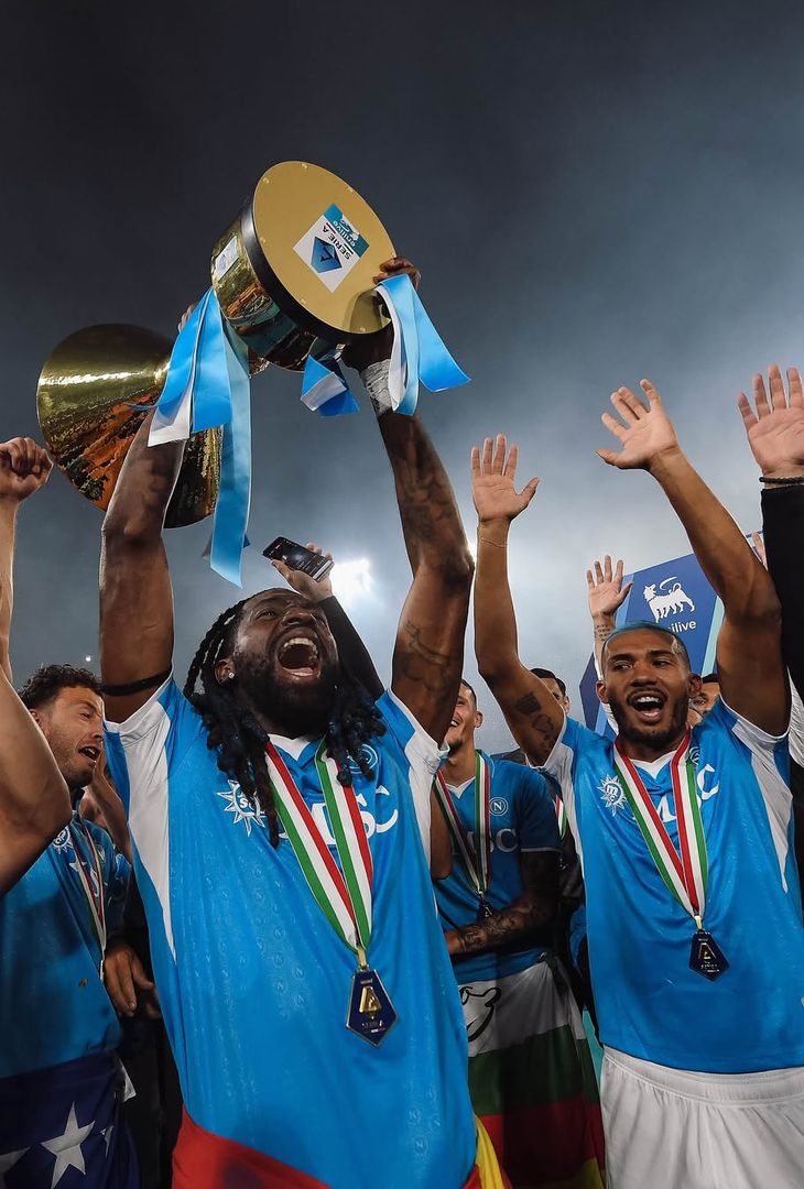 GALLERY Napoli campione d’Italia, la squadra si ‘gode’ la Coppa con i tifosi - immagine 16