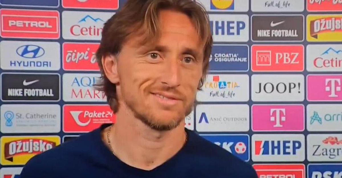 Il giornalista gli nomina il Milan, Modric reagisce così | VIDEO Il giornalista gli nomina il Milan, Modric reagisce così | VIDEO