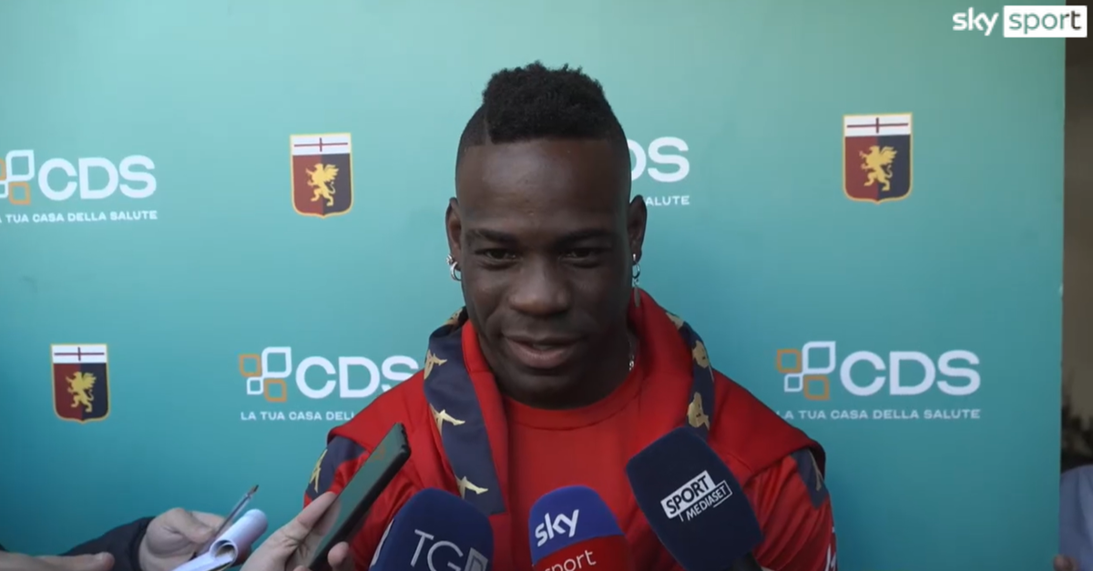 Esonerato Vieira, Mario Balotelli esulta sui social: “Karma is a bitch! Adesso il Genoa può…”