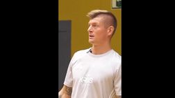 VIDEO / Assurdo, Kroos è un cecchino: canestri impossibili con i piedi