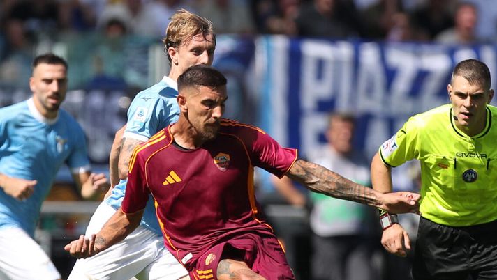 ROME, ITALY - SEPTEMBER 21: Lorenzo Pellegrini of AS Roma passes the ball during the Serie A match between SS Lazio and AS Roma at Stadio Olimpico on September 21, 2025 in Rome, Italy. (Photo by Paolo Bruno/Getty Images) Pellegrini decide il derby. Massara: “Tutta l’estate con l’idea che partisse” - immagine 1