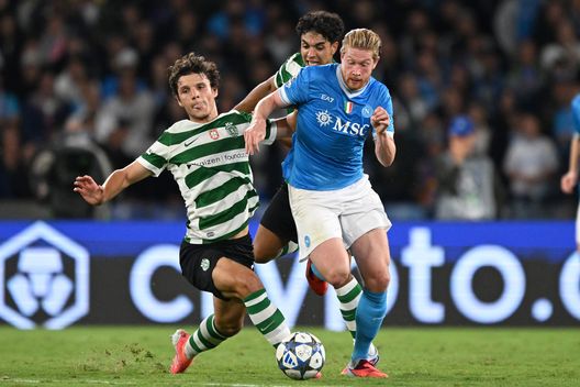 NAPLES, ITALY - OCTOBER 01: Kevin De Bruyne of SSC Napoli battles for possession with Eduardo Quaresma of Sporting Clube de Portugal during the UEFA Champions League 2025/26 League Phase MD2 match between SSC Napoli and Sporting Clube de Portugal at Stadio Diego Armando Maradona on October 01, 2025 in Naples, Italy. (Photo by Francesco Pecoraro/Getty Images)