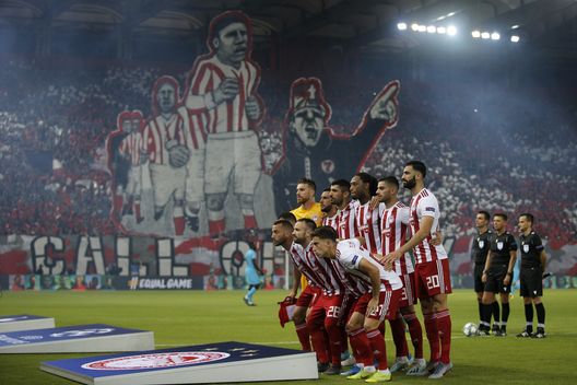 PIREO, GRECIA - 18 SETTEMBRE: Una dimostrazione di tifo dell'Olympiacos. (Foto di Dean Mouhtaropoulos/Getty Images) Panathinaikos-Olympiakos: le coreografie più belle degli Eterni Nemici- immagine 4