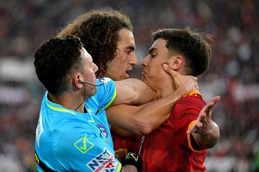 Un infuocato duello tra Guendouzi e Dybala nel derby capitolino della scorsa stagione (Photo by Marco Rosi - SS Lazio/Getty Images) Lotito, altra frecciata da derby alla Roma: “Io rispetto le regole, le altre…”- immagine 3