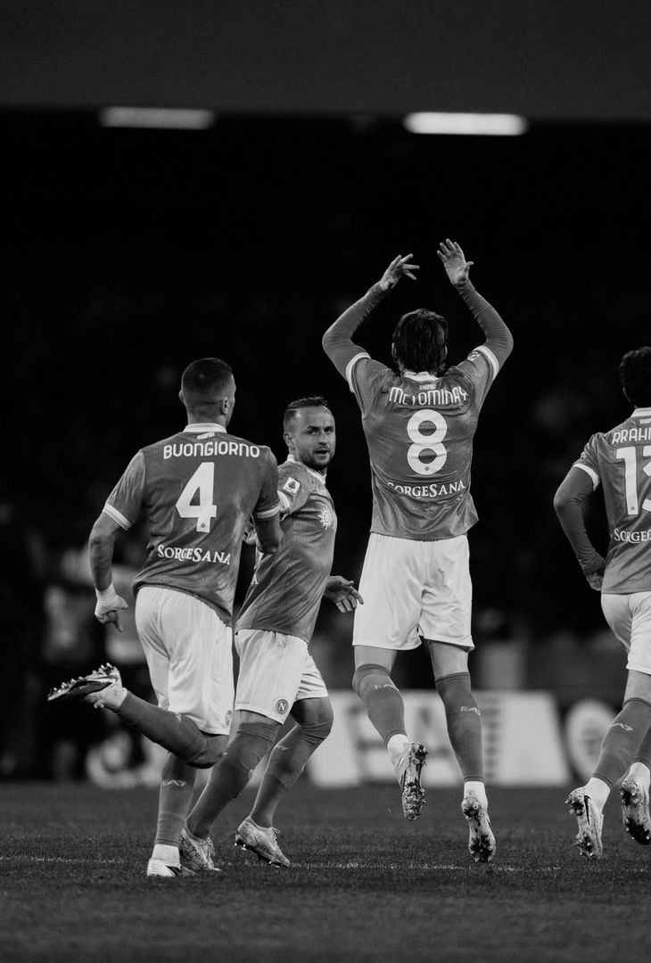 La poca ferocia del primo tempo e la cosiddetta 'cazzimma' mostra nella ripresa: due facce della stessa medaglia che compongono il riassunto 'in bianco e nero' di Napoli-Hellas Verona realizzato dall'admin dell'account Instagram della compagine partenopea.