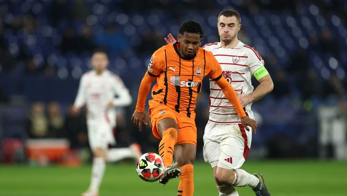 GELSENKIRCHEN, GERMANY - JANUARY 22: Eguinaldo of Shakhtar Donetsk controls the ball whilst under pressure from Kenny Lala of Brest during the UEFA Champions League 2024/25 League Phase MD7 match between FC Shakhtar Donetsk and Stade Brestois 29 at Arena AufSchalke on January 22, 2025 in Gelsenkirchen, Germany. (Photo by Lars Baron/Getty Images) Il Napoli punta Eguinaldo, ma la concorrenza è tanta: piace anche a due italiane - immagine 1