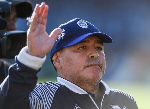 LA PLATA, ARGENTINA - FEBRUARY 08: Diego Maradona coach of Gimnasia y Esgrima La Plata waves to fans as he leaves the pitch after first half during a match between Gimnasia y Esgrima La Plata and Patronato as part of Superliga 2019/20 at Juan Carmelo Zerillo Stadium on February 8, 2020 in La Plata, Argentina. (Photo by Marcelo Endelli/Getty Images) L’anno che verrà- immagine 4