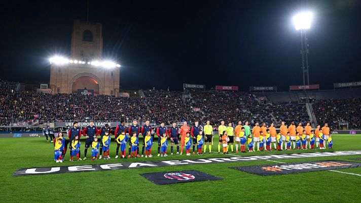 BOLOGNA, ITALY - MARCH 12: Players, mascots and match officials line up prior to the UEFA Europa League 2025/26 Round of 16 First Leg match between Bologna FC 1909 and AS Roma at Stadio Renato Dall'Ara on March 12, 2026 in Bologna, Italy. (Photo by Alessandro Sabattini/Getty Images) Roma-Bologna, pronta la coreografia e il sold-out dei tifosi giallorossi- immagine 1