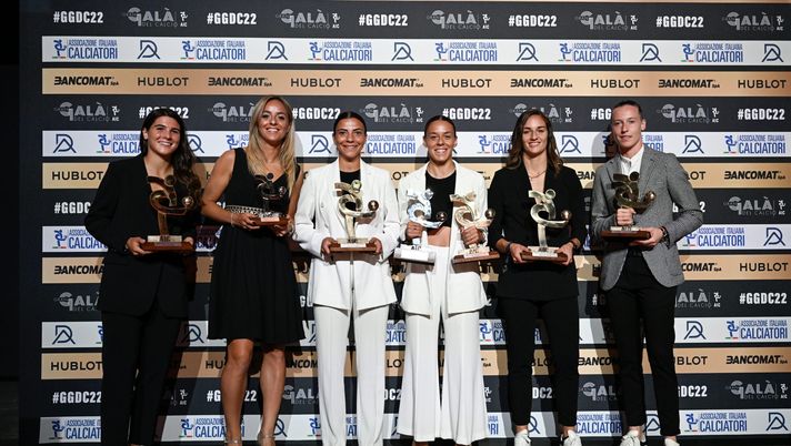 MILAN, ITALY - OCTOBER 17: Sofia Cantore, Martina Rosucci, Arianna Caruso, Lisa Boattin, Martina Lenzini, Pauline Peyraud-Magnin of Juventus during the 'Oscar Del Calcio AIC 2022' Italian Football Awards on October 17, 2022 in Milan, Italy. (Photo by Daniele Badolato - Juventus FC/Juventus FC via Getty Images) Lenzini: “Abbiamo tenuto testa alle campionesse del Mondo” - immagine 1
