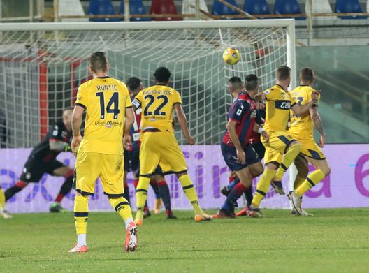 CROTONE, ITALY - DECEMBER 22: Juraj Kukca of Parma scores his team's first goal during the Serie A match between FC Crotone and Parma Calcio at Stadio Comunale Ezio Scida on December 22, 2020 in Crotone, Italy. (Photo by Maurizio Lagana/Getty Images) Torino, contro il Parma una fetta di salvezza: i ducali hanno chiuso male il 2020- immagine 3