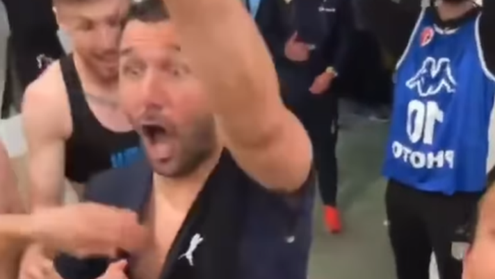 VIDEO Parma, gialloblu promossi in Serie A: Troianiello show negli spogliatoi  VIDEO Parma, gialloblu promossi in Serie A: Troianiello show negli spogliatoi - immagine 1