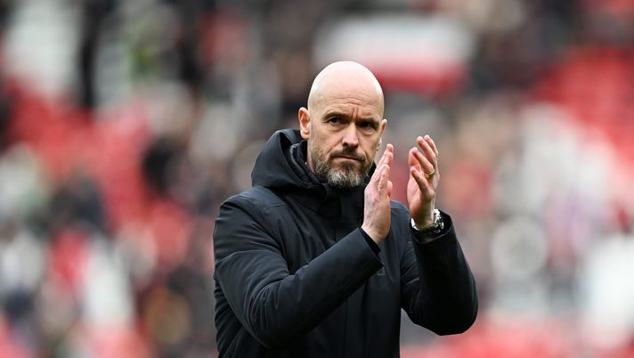 MANCHESTER, ENGLAND - APRIL 27: Erik ten Hag, Manager of Manchester United, applauds the fans after the Premier League match between Manchester United and Burnley FC at Old Trafford on April 27, 2024 in Manchester, England. (Photo by Michael Regan/Getty Images) Ten Hag allenatore Manchester United