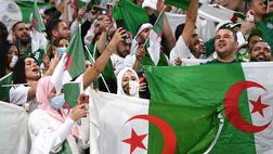 Scene da guerriglia nel derby tra il CR Belouizdad e il MC Alger: tifosi lanciano fuochi d’artificio in campo