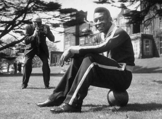 7 maggio 1963: Pelé (Photo by John Pratt/Keystone/Getty Images) Coppa Intercontinentale: dal Santos di Pelè alla Toyota regalata ai giocatori, tutte le curiosità del trofeo- immagine 3