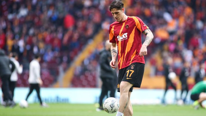 ISTANBUL, TURKEY - APRIL 23: Nicolo Zaniolo of Galatasaray warms up during the Super Lig match between Galatasaray and Fatih Karagumruk SK at NEF Stadyumu on April 23, 2023 in Istanbul, Turkey. (Photo by Ahmad Mora/Getty Images) Mercato, quasi fatta per Zaniolo all’Aston Villa. Anche la Roma incassa soldi - immagine 1