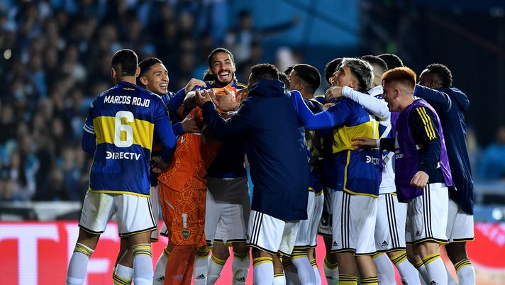 AVELLANEDA, ARGENTINA - AUGUST 30: Goalkeeper Sergio Romero of Boca Juniors celebrates with teammates after winning the penalty shoot out during a second leg quarter final match between Racing Club and Boca Juniors as part of Copa CONMEBOL Libertadores 2023 at Presidente Peron Stadium on August 30, 2023 in Avellaneda, Argentina. (Photo by Marcelo Endelli/Getty Images) Argentina contro Brasile: l’eterno scontro nelle semifinali di Libertadores - immagine 1