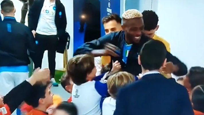 VIDEO Osimhen, assalito dall’entusiasmo dei bambini: la tenera reazione di Victor - immagine 1