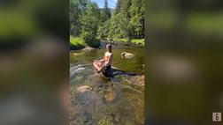 VIDEO / Haaland pensa già ai prossimi gol: il norvegese esulta… nel bel mezzo di un torrente