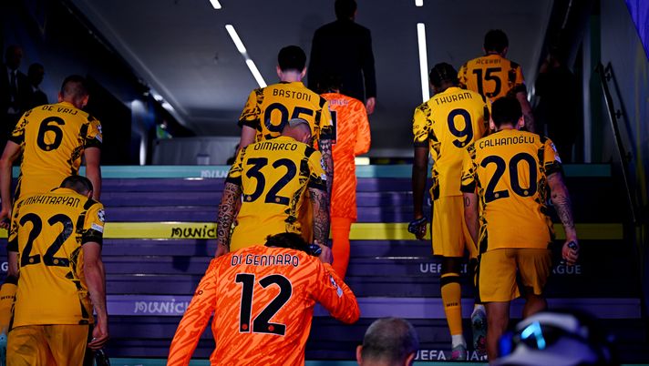 MUNICH, GERMANY - MAY 31: Players of FC Internazionale leave the field at the end of the UEFA Champions League Final 2025 between Paris Saint-Germain and FC Internazionale Milano on May 31, 2025 in Munich, Germany. (Photo by Mattia Ozbot - Inter/Inter via Getty Images) Ausilio torna su Psg-Inter: “Ecco perché è andata così male quella sera” - immagine 1