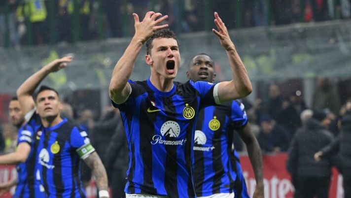 MILAN, ITALY - APRIL 22: Benjamin Pavard of FC Internazionale celebrates after the second goal of teammate Marcus Thuram during the Serie A TIM match between AC Milan and FC Internazionale at Stadio Giuseppe Meazza on April 22, 2024 in Milan, Italy. (Photo by Mattia Pistoia - Inter/Inter via Getty Images) Ct Francia: “Pavard? Tutti possono essere titolari, il suo ruolo nell’Inter…” - immagine 1