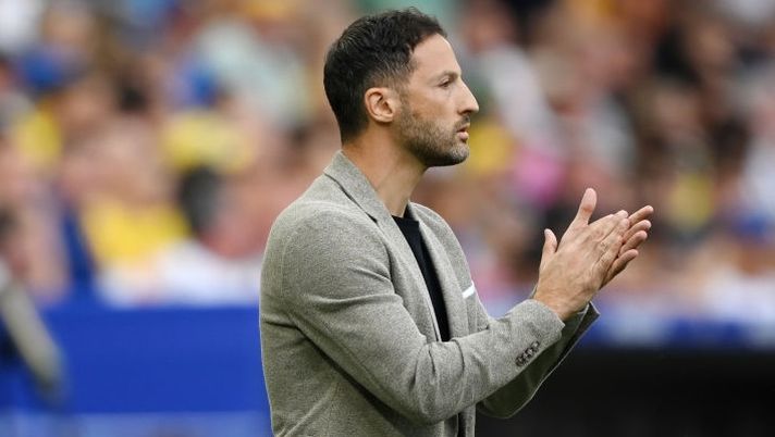 STUTTGART, GERMANY - JUNE 26: Domenico Tedesco, Head Coach of Belgium, applauds during the UEFA EURO 2024 group stage match between Ukraine and Belgium at Stuttgart Arena on June 26, 2024 in Stuttgart, Germany. (Photo by Clive Mason/Getty Images) BREAKING – A un passo l’arrivo in Italia di Domenico Tedesco: trattativa ai dettagli - immagine 1