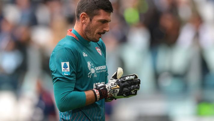 TURIN, ITALY - OCTOBER 06: Simone Scuffet of Cagliari Calcio reacts during the Serie A match between Juventus FC and Cagliari Calcio at Allianz Stadium on October 06, 2024 in Turin, Italy. (Photo by Jonathan Moscrop/Getty Images) Il Cagliari saluta Scuffet: “Protagonista di parate preziose, grande professionalità” - immagine 1