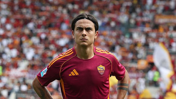 ROME, ITALY - SEPTEMBER 14: Paulo Dybala of AS Roma looks on during the Serie A match between AS Roma and Torino FC at Stadio Olimpico on September 14, 2025 in Rome, Italy. (Photo by Paolo Bruno/Getty Images) Roma-Inter, le formazioni ufficiali: gioca Dybala! La scelta su Dovbyk, Wesley, Bonny e Mkhitaryan - immagine 1