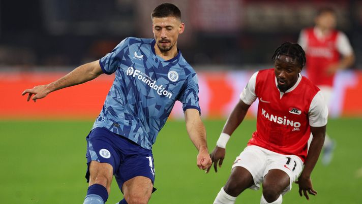 ALKMAAR, NETHERLANDS - OCTOBER 26: Clement Lenglet of Aston Villa passes the ball whilst under pressure from Ibrahim Sadiq of AZ Alkmaar during the UEFA Europa Conference League 2023/24 match between AZ Alkmaar and Aston Villa FC on October 26, 2023 in Alkmaar, Netherlands. (Photo by Dean Mouhtaropoulos/Getty Images) Ceccarini: “Altre squadre su Lenglet oltre il Milan, per l’attacco…” - immagine 1