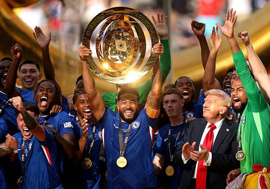 EAST RUTHERFORD, NEW JERSEY - JULY 13: Reece James #24 of Chelsea FC lifts the FIFA Club World Cup trophy after their team's victory as U.S. President Donald Trump reacts following the FIFA Club World Cup 2025 Final match between Chelsea FC and Paris Saint-Germain at MetLife Stadium on July 13, 2025 in East Rutherford, New Jersey. (Photo by Carl Recine - FIFA/FIFA via Getty Images) Chelsea trofeo