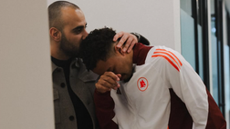 Roma, Rensch in lacrime dopo la firma. Il procuratore: “Sono orgoglioso di te”