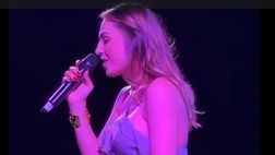 VIDEO / Anna Tatangelo sul palco col pancione