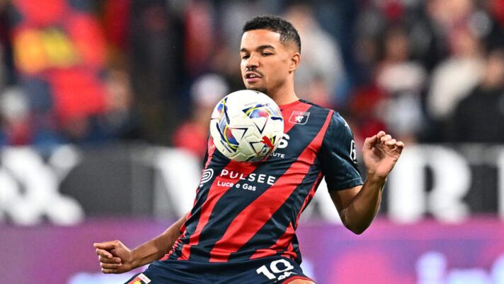 GENOA, ITALY - APRIL 04: Junior Messias of Genoa warms up prior to the Serie A match between Genoa and Udinese at Stadio Luigi Ferraris on April 04, 2025 in Genoa, Italy. (Photo by Simone Arveda/Getty Images) Genoa, la probabile formazione: da Pinamonti e Martin a Messias e Vitinha - immagine 1