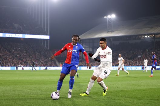 Eberechi Eze del Crystal Palace contro Casemiro del Manchester United
