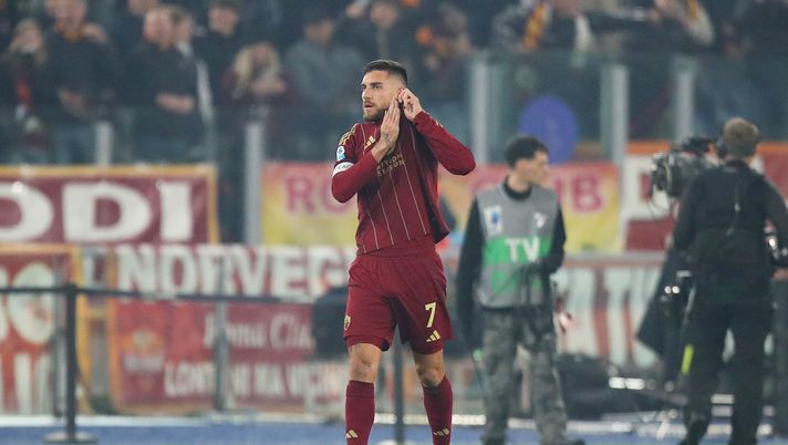 ROME, ITALY - JANUARY 05: Lorenzo Pellegrini of AS Roma celebrates scoring his team's first goal during the Serie A match between AS Roma and SS Lazio at Stadio Olimpico on January 05, 2025 in Rome, Italy. (Photo by Paolo Bruno/Getty Images) pellegrini