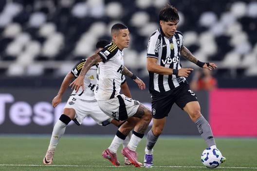 RIO DE JANEIRO, BRAZIL - SEPTEMBER 20: Joaquin Correa of Botafogo dribbles past Guilherme Arana of Atletico Mineiro during the match between Botafogo and Atletico Mineiro as part of Brasileirao 2025 at Estadio Olimpico Nilton Santos on September 20, 2025 in Rio de Janeiro, Brazil. (Photo by Lucas Figueiredo/Getty Images) Correa torna a brillare, Borja Mayoral da record e Sensi ritrova il gol: il weekend degli ex Serie A- immagine 2
