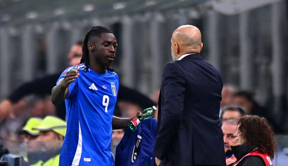 MILAN, ITALY - MARCH 20: Moise Kean of Italy shakes hands with Luciano Spalletti, Head Coach of Italy, during the UEFA Nations League quarterfinal leg one match between Italy and Germany at Stadio San Siro on March 20, 2025 in Milan, Italy. (Photo by Alessandro Sabattini/Getty Images) Moise Kean, Luciano Spalletti
