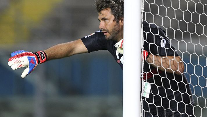 BRESCIA, ITALY - MAY 02: Sebastien Frey of Genoa CFC directs his defense during the Serie A match between Genoa CFC and Cagliari Calcio at Mario Rigamonti Stadium on May 2, 2012 in Brescia, Italy. (Photo by Marco Luzzani/Getty Images) Frey: “Meret? Un portiere fortissimo. Ma gli avevano preferito Ospina…” - immagine 1