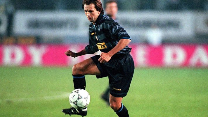 ITALY - NOVEMBER 25: FUSSBALL: UEFA POKAL INTER MAILAND 25.11.97, Benoit CAUET - EINZELAKTION - (Photo by Ruediger Fessel/Bongarts/Getty Images) Cauet: “Il Napoli è candidato allo scudetto, ma Conte non può risolvere tutto subito” - immagine 1