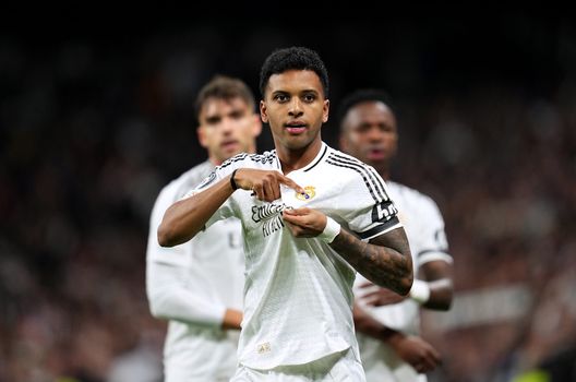 Rodrygo esulta dopo il gol del vantaggio che ha aperto la sfida di Champions League contro l'Atletico Madrid (Foto di Aitor Alcalde/ Getty Images) Rodrygo il sorriso spento del Real: escluso e dimenticato, il caso si riapre- immagine 2