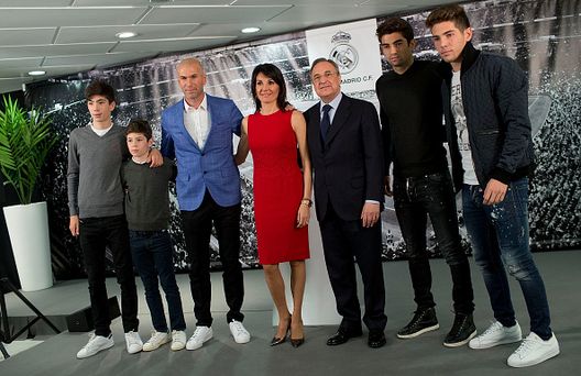 Elyaz Zidane, il più piccolo nella foto, insieme alla famiglia nel 2016 con Florentino Perez. (Photo by Gonzalo Arroyo Moreno/Getty Images) Elyaz Zidane, rivelazione nel Mondiale U20: il figlio di Zinedine alla conquista della finale- immagine 2
