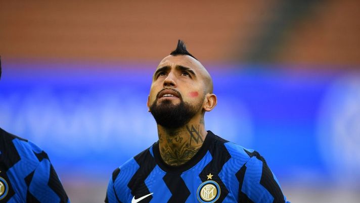 MILAN, ITALY - NOVEMBER 22: Arturo Vidal of FC Internazionale looks on during the Serie A match between FC Internazionale and Torino FC at Stadio Giuseppe Meazza on November 22, 2020 in Milan, Italy. (Photo by Claudio Villa - Inter/Inter via Getty Images) Inter, Vidal si opera al ginocchio: salta la trasferta di Torino - immagine 1