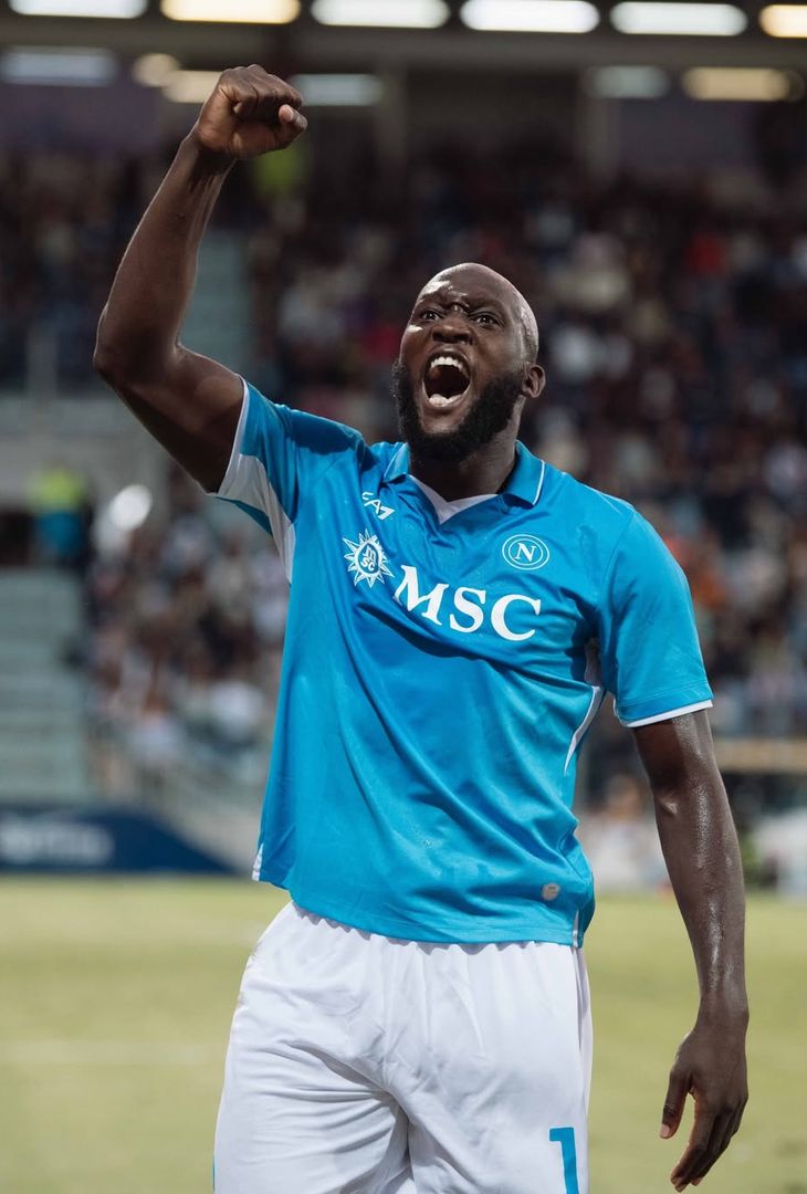 Poco più di 24 ore separano Cagliari-Napoli dal suo fischio d'inizio. Valevole per la 30ª giornata di Serie A, la gara andrà in scena domani, venerdì 20 marzo, alle 18:30. Nel frattempo, per smorzare l'attesa, l'account Instagram della società partenopea ha pubblicato un post composto da undici fotografie, una per ogni battaglia che ha avuto per protagoniste, sotto i riflettori dell'Unipol Domus (e ancor prima dello stadio Sant'Elia), la compagine sarda e quella partenopea. Un viaggio che parte dalla stagione 2010/11 e si conclude con quella più recente più recente, ossia la 2024/25.