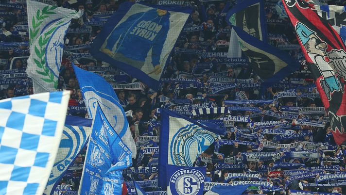 Sommerso dai debiti, lo Schalke 04 rischia grosso: se scende in terza serie è fallimento - immagine 1