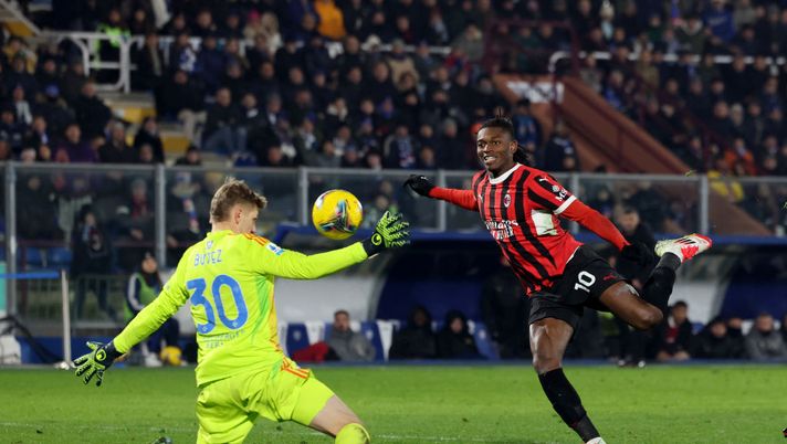 COMO, ITALY - JANUARY 14: Rafael Leao of AC Milan scores the goal during the Serie match between Como and Milan at Stadio G. Sinigaglia on January 14, 2025 in Como, Italy. (Photo by Claudio Villa/AC Milan via Getty Images) Como-Milan: quanto segnano le due squadre per ogni reparto? - immagine 1