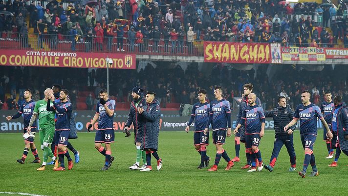 BENEVENTO, ITALY - FEBRUARY 18: Players of FC Crotone show their disappointment after the serie A match between Benevento Calcio and FC Crotone at Stadio Ciro Vigorito on February 18, 2018 in Benevento, Italy. (Photo by Francesco Pecoraro/Getty Images) Torino-Crotone, statistiche e curiosità: le palle inattive il punto debole rossoblù - immagine 1