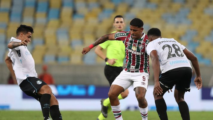 RIO DE JANEIRO, BRAZIL - NOVEMBER 1: John Kennedy of Fluminense competes for the ball with Jemerson of Gremio during the match between Fluminense and Gremio as part of Brasileirao 2024 at Maracana Stadium on November 1, 2024 in Rio de Janeiro, Brazil. (Photo by Wagner Meier/Getty Images) Fluminense Gremio