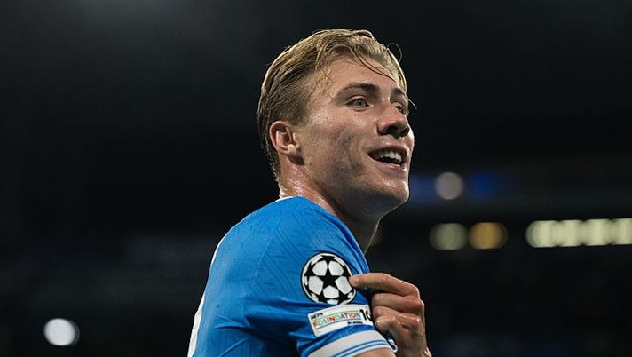 NAPLES, ITALY - OCTOBER 01: Rasmus Hojlund 1 - 0 goal during the UEFA Champions League 2025/26 League Phase MD2 match between SSC Napoli and Sporting Clube de Portugal at Stadio Diego Armando Maradona on October 01, 2025 in Naples, Italy. (Photo by SSC NAPOLI/SSC NAPOLI via Getty Images) Avete dubbi su Hojlund? Le nostre istruzioni per non svalutarlo al fantacalcio - immagine 1