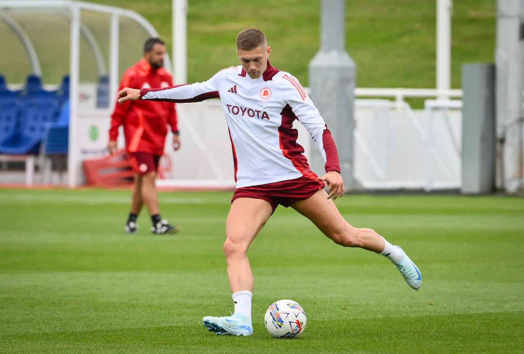 Ritiro Roma, Dovbyk scalda i motori: le indicazioni di De Rossi – FOTO GALLERY - immagine 20