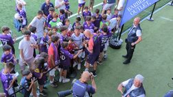 VIDEO VN – Pioli preso d’assalto dai bambini. Selfie e autografi per lui