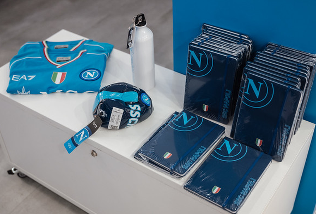 Nuovo pop-up store del Napoli a Capodichino: le immagini dall'Aeroporto